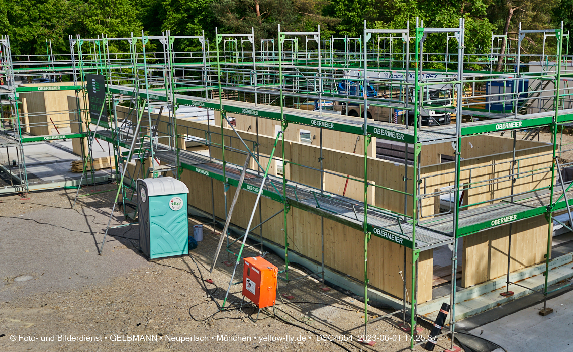 01.06.2023 - Neue Holzwände für das Haus für Kinder in Neuperlach in München